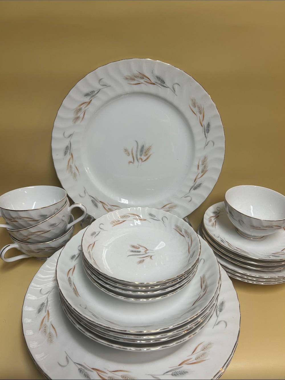 CAROUSEL WHEAT fine JAPAN porcelaine DINNERWARE GRAY GOLD WHEAT whit gold trim